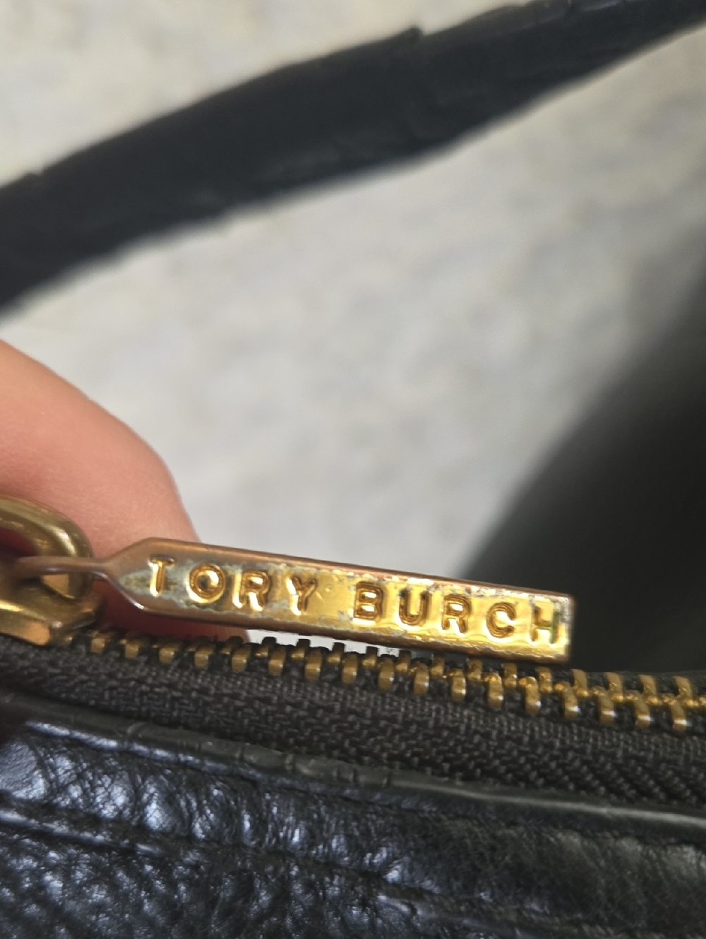 Tory Burch Black Leather Shoulder Bag with Decorative Logo Medallion - Picture 15 of 16